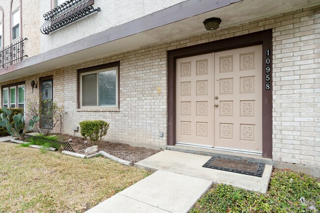 Building Photo - 10958 Crown Pk Ln