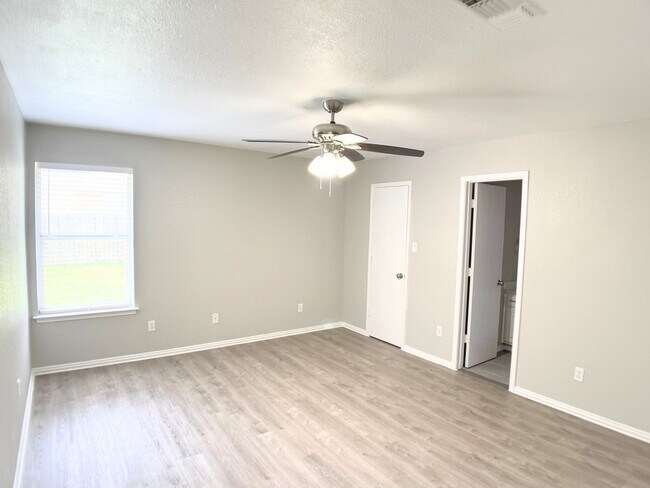 Building Photo - Fully Renovated 3-Bedroom in North Fort Wo...