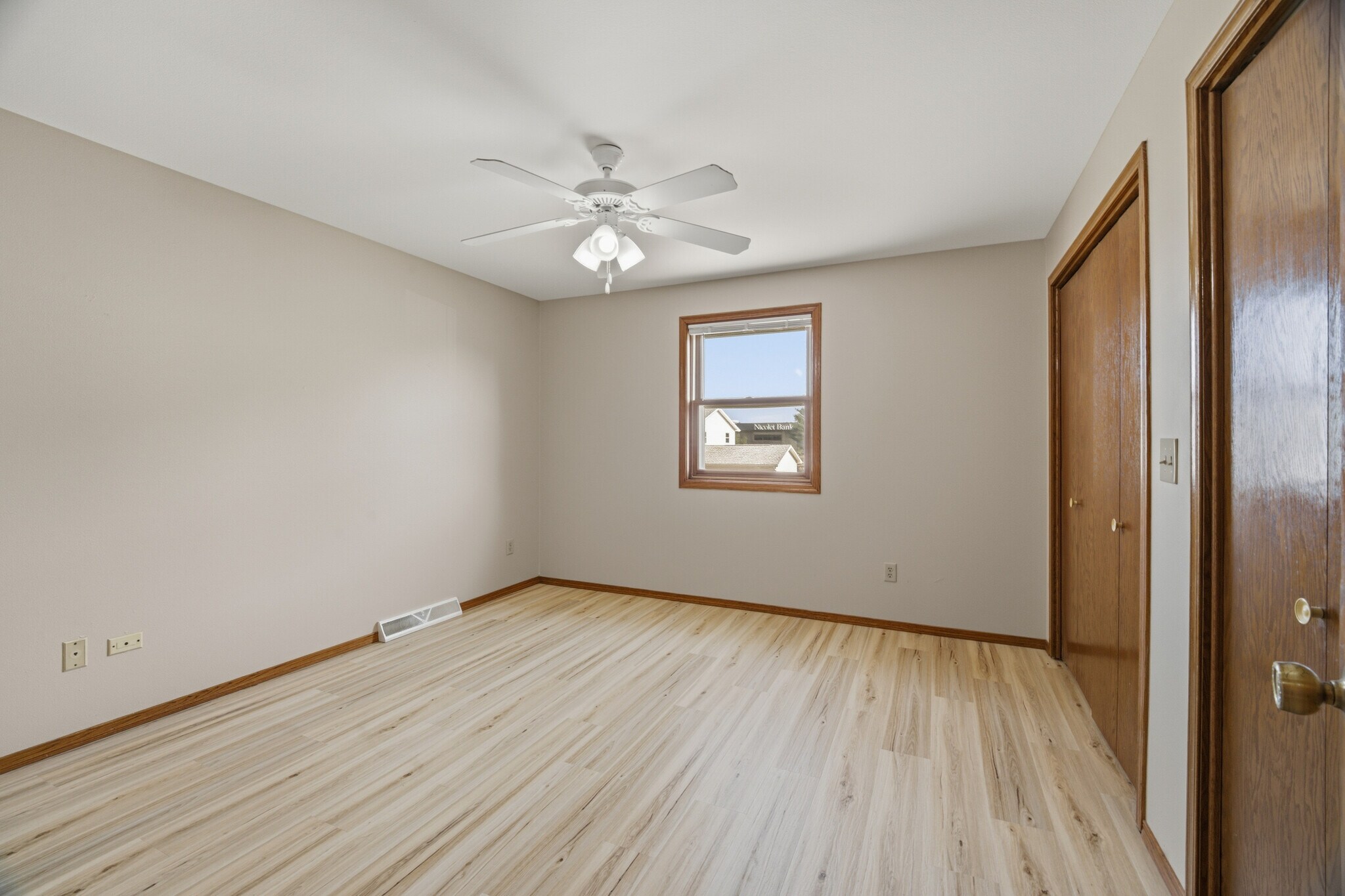 Building Photo - 1355 W Hiawatha Dr