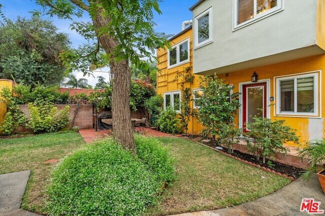 Building Photo - 828 N Crescent Heights Blvd