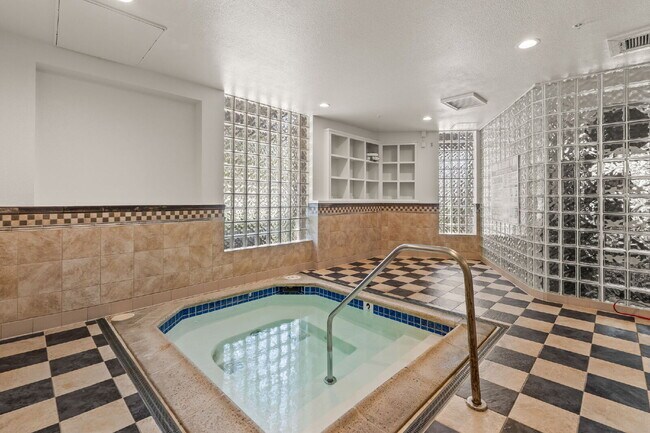 Building Photo - "Spacious, Sophisticated, Modern 3BR, 2BA Condo in the heart of downtown