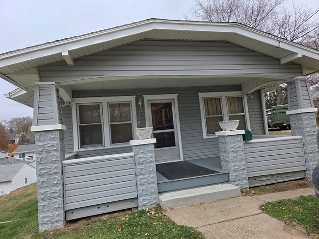 Building Photo - 2400 S Henry St