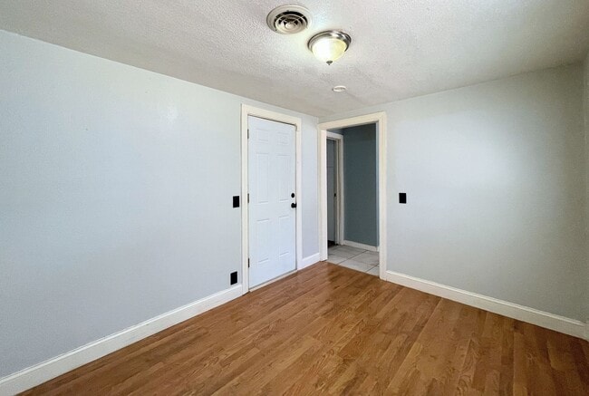 Building Photo - Spacious 3-Bedroom, 2-Bathroom Home