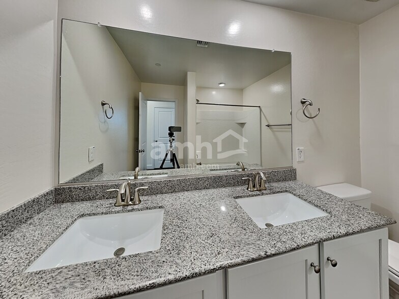 Building Photo - 5915 W Larkspur Dr