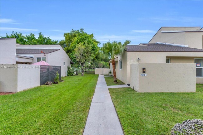Building Photo - 9131 Fontainebleau Blvd