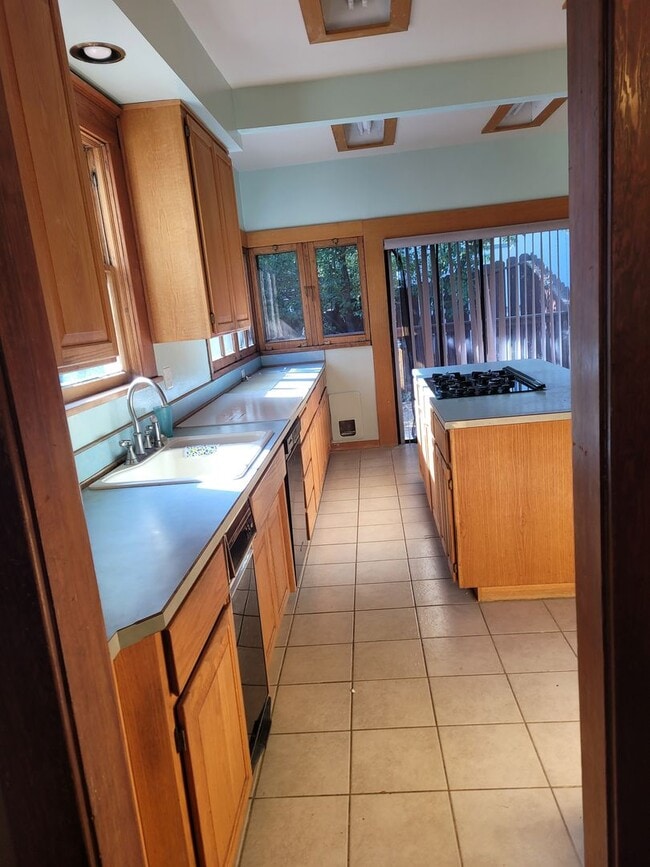 Building Photo - 3 bedroom 2 bath