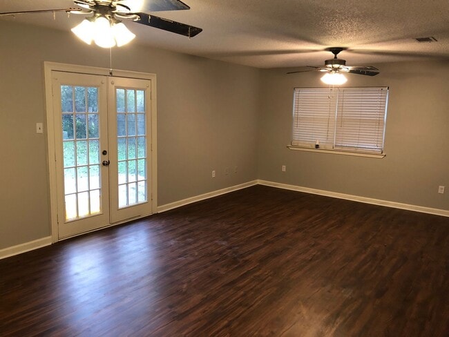 Building Photo - 3BR 2BA Jason Dr. Denham Springs