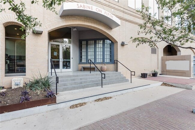 Building Photo - 507 Sabine St