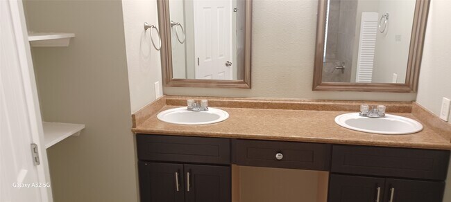 Building Photo - 2106 Wilshire Park Dr