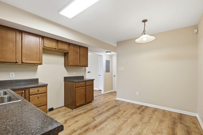 Building Photo - Knoxville 37912 - 2 bedroom 1.5 bath condo - call Jean Chung 865-386-1022