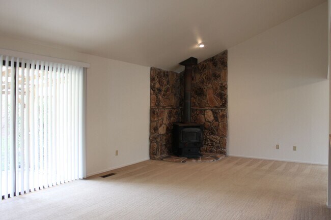 Building Photo - 465 Pleasant Hill Ave N