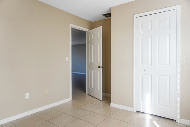 Building Photo - Discover Your Ideal Home in Poinciana, FL!