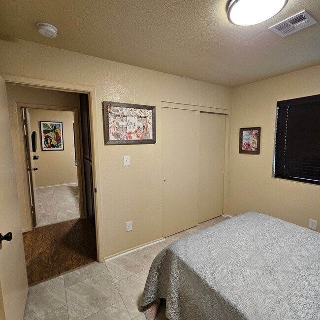 Building Photo - 4174 S Sunflower Dr
