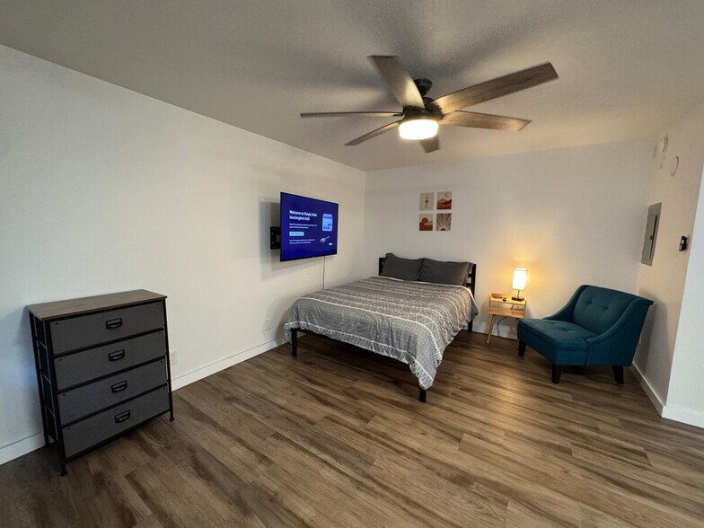 Building Photo - 806 S Elm St