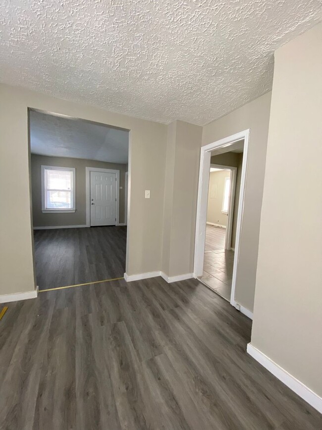 Building Photo - Beautiful 2 bedroom and 1 bath, 2 story ho...