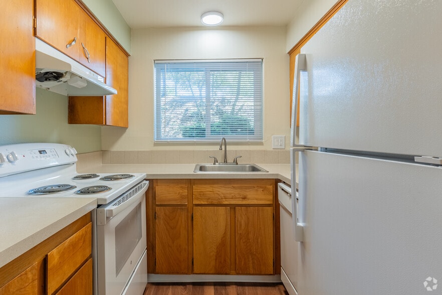 2BR. 1BA - 740SF - Kitchen - Lake Village and Lakewood Apartments