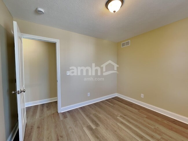 Building Photo - 516 Longview St