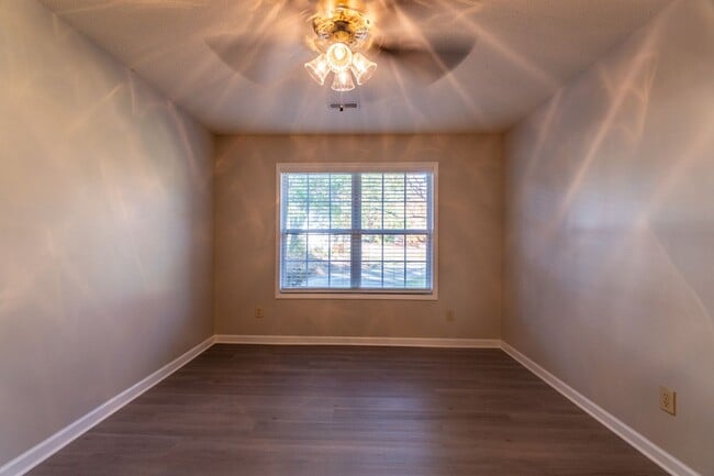 Building Photo - Beautiful 3 Bed 2 Bath home located in Greensboro!