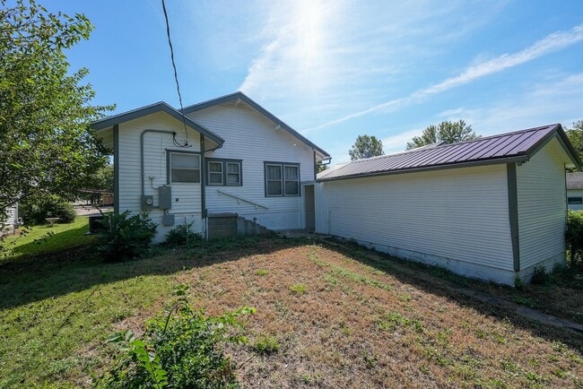 Building Photo - 207 S Elm St