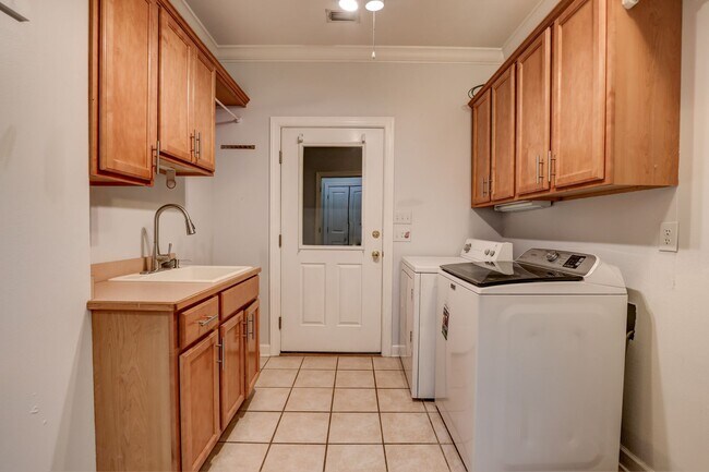 Building Photo - 15813 A