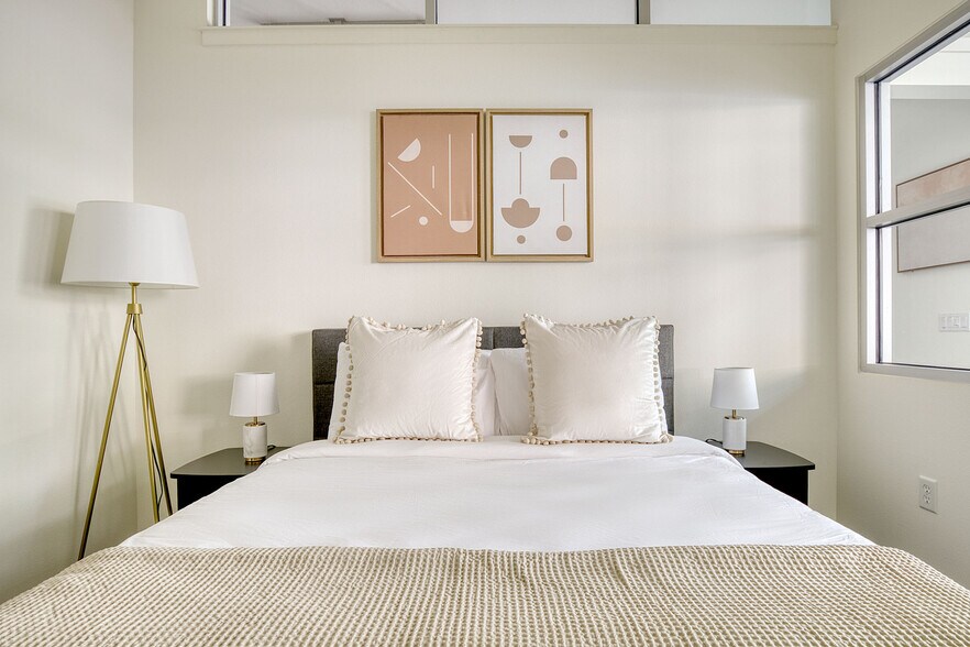 Building Photo - 330 3rd Ave W