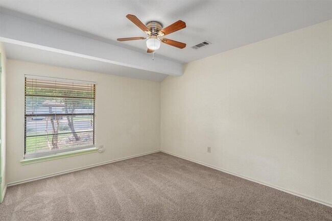 Building Photo - 10057 Woodland Village Dr