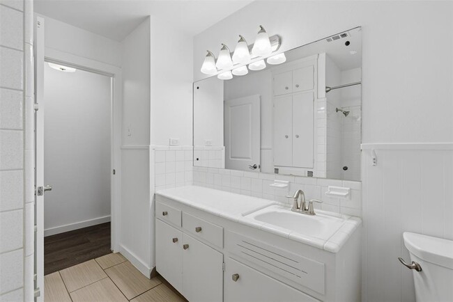 Building Photo - 2402 Little John Ln