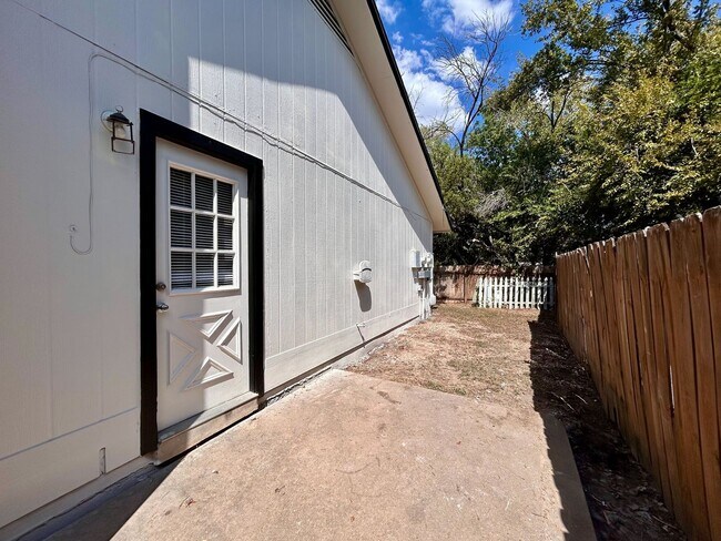 Building Photo - 1504 No Mor Cove