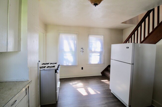 Building Photo - Small house in Wiles Hill section of Morgantown - Available 08/05!