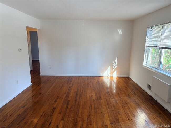 Building Photo - 86 McLoughlin St