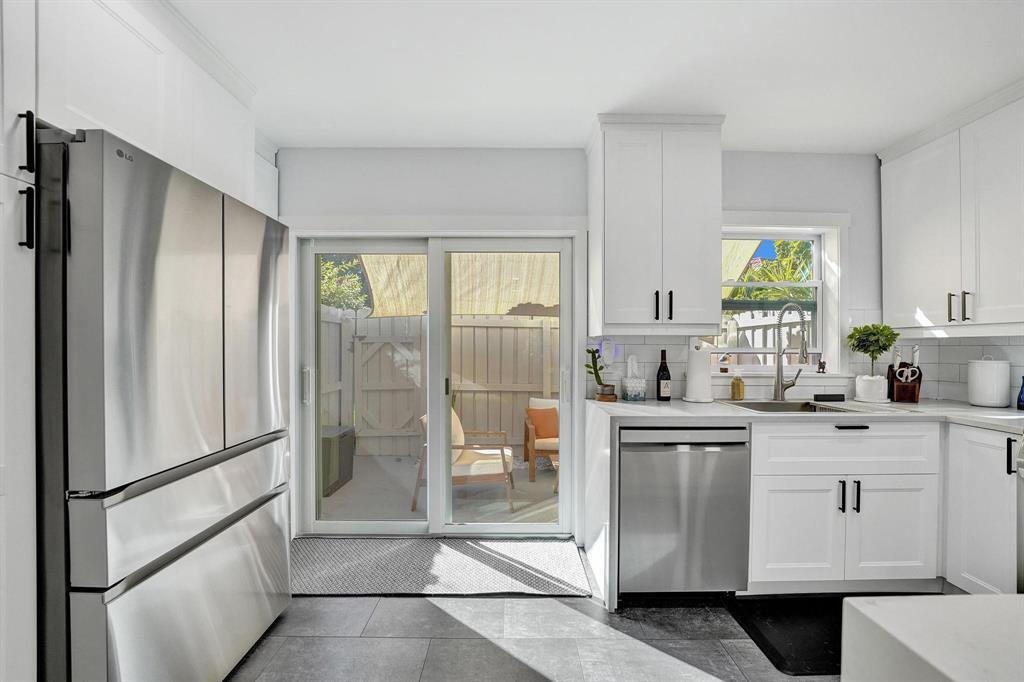 Building Photo - 120 NE 20th Ct