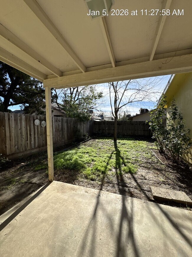 Building Photo - 2710