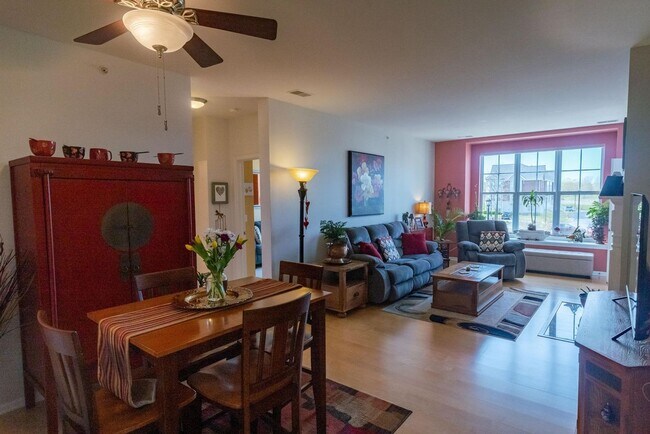 Building Photo - 2 Bedroom Lake Michigan Condominium