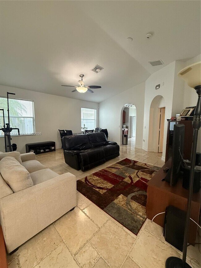 Building Photo - 3910 NE 13th Dr