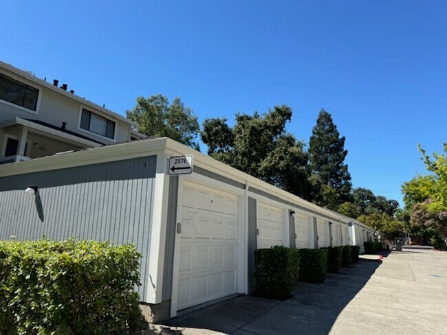 Building Photo - Wonderful 2 story condo in Ashford Ct-Deta...