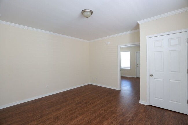 Building Photo - 2-Bed, 1-Bath Unit Minutes from Downtown R...