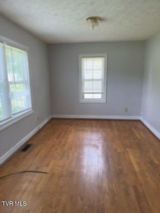 Building Photo - 2 Bedroom 2 Bath In Johnson City,TN