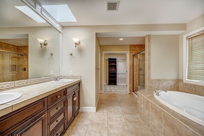 Building Photo - Beautiful Custom Craftsman style home in Kirkland