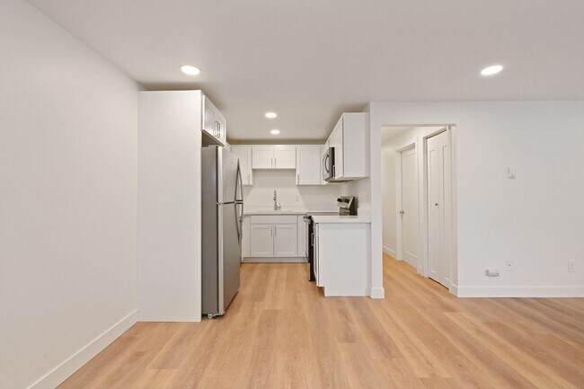 Building Photo - Greenlake Remodel - 1 Bed / 1 Bath, In Unit Washer / Dryer