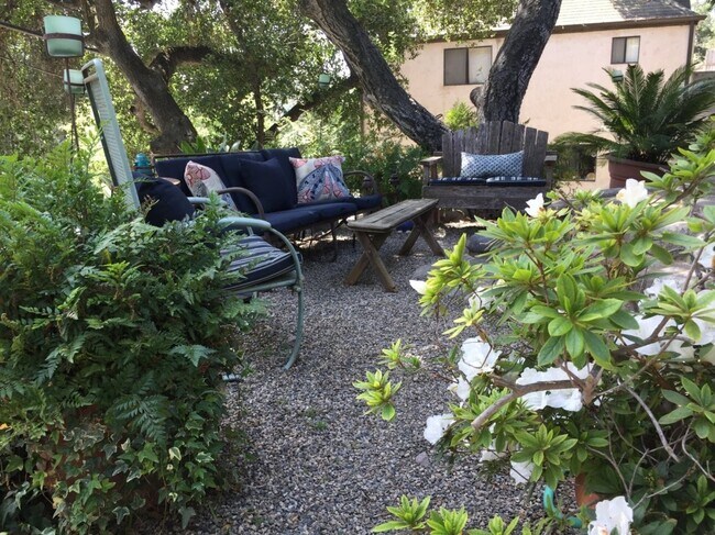 Building Photo - Country Charm In The City!