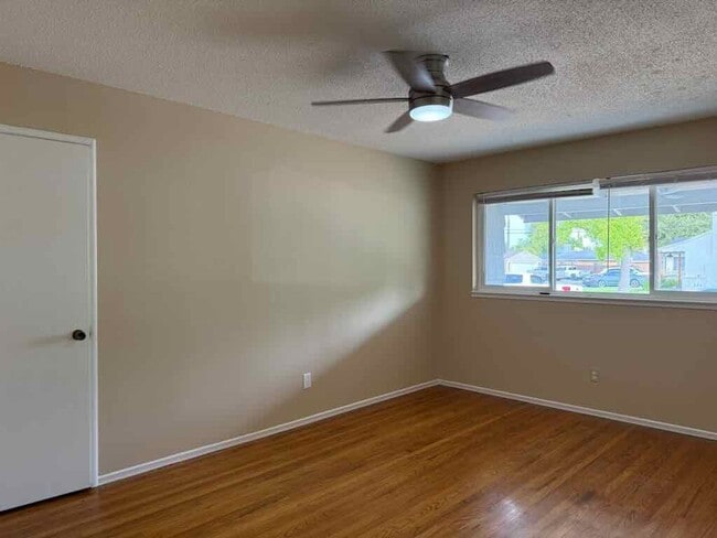 Building Photo - Updated 2 Bed/1 Bath 900 Sq.ft Duplex with...