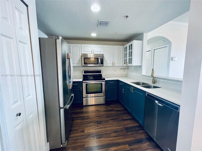 Building Photo - 6560 NW 114th Ave