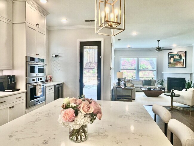 Building Photo - LUXURY TOWNHOME near Southend