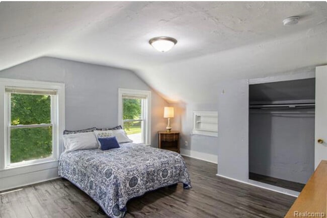 Building Photo - 388 Hillsdale St