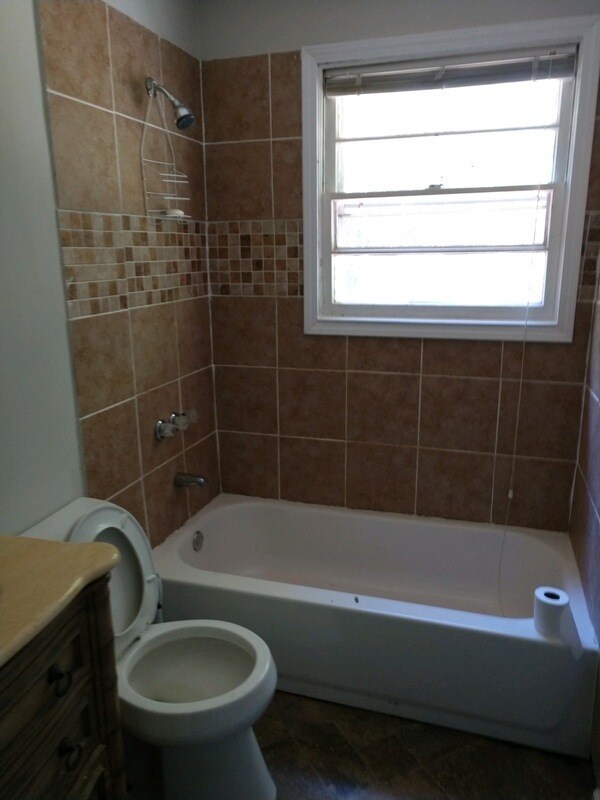 Building Photo - 4207 Dinglewood Ave