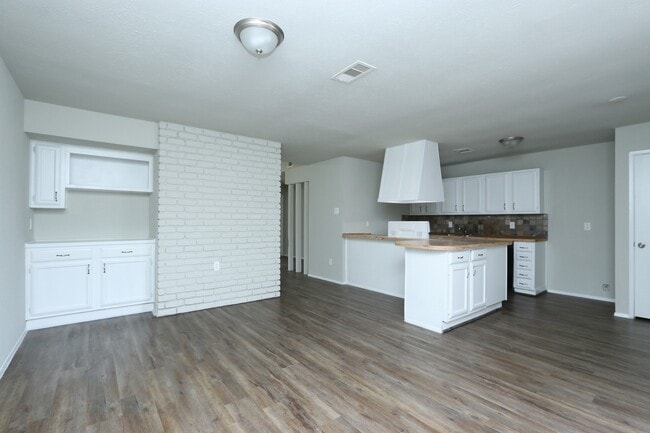 Building Photo - 24018 Reagon Canyon Dr
