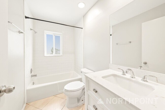 Building Photo - 3 BR/2BA | Newly Renovated Single Family Home |  Fenced backyard| In Bradenton!