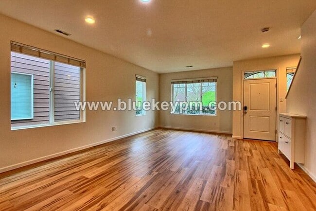 Building Photo - 3 Bed, 2.5 Bath Home Near Alki Road Park off NE Hazel Dell Avenue