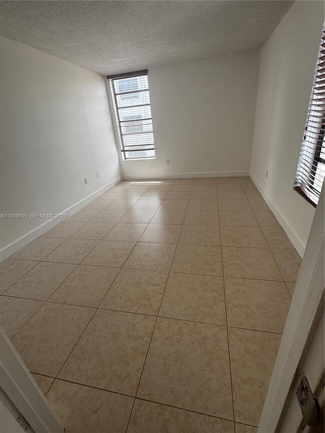 Building Photo - 9686 Fontainebleau Blvd