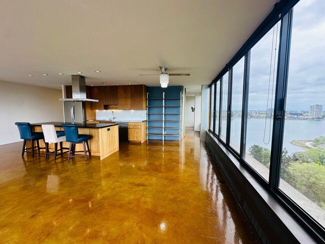 Building Photo - Luxury 12th Floor Corner 1bd/2bath w/ Incr...